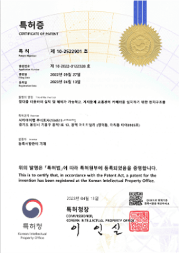 장대를 이용하여 설치 및 해제가 가능하고 지지물에 교통관제 카메라를 설치하기 위한 장치구조물